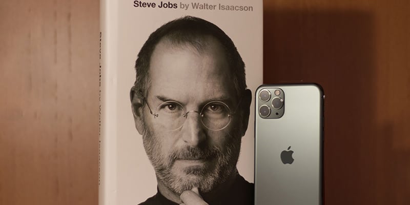 Couverture de Steve Jobs à côté de l'Iphone 11